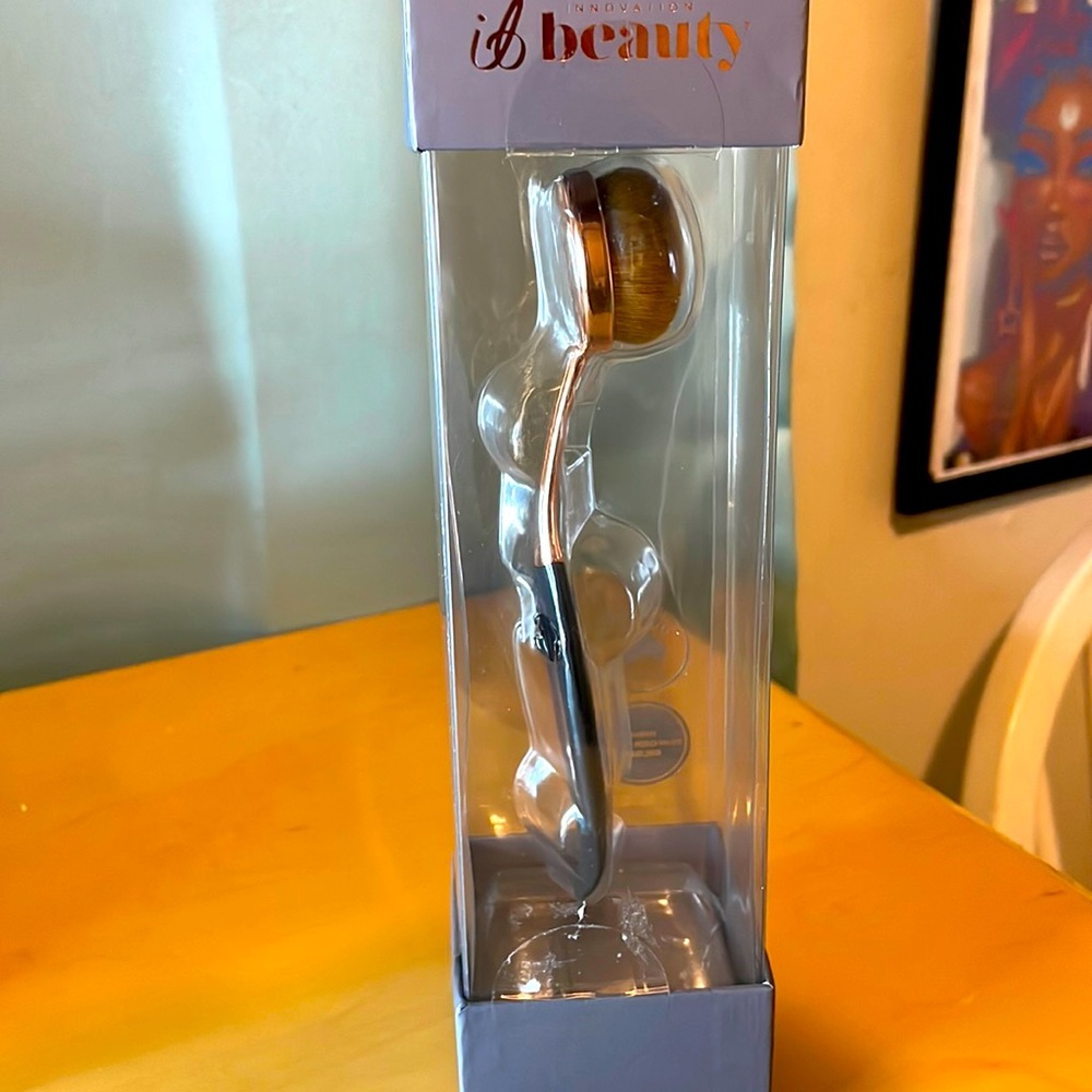 Small oval makeup brush